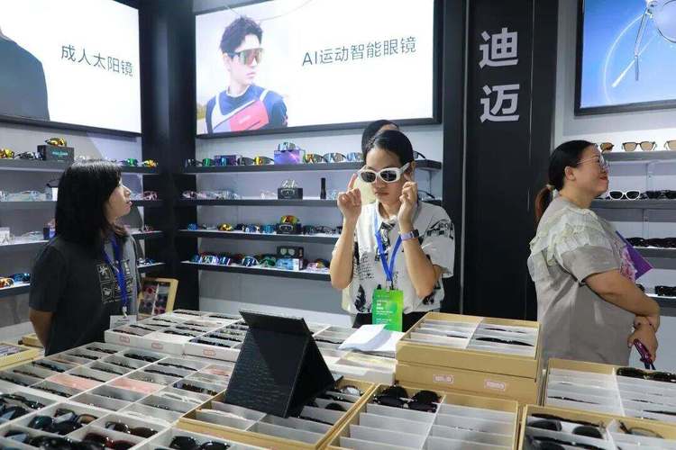 2億元!300余家眼鏡企業(yè)吸引全球客商目光 眼鏡銷售迎來(lái)全球熱潮